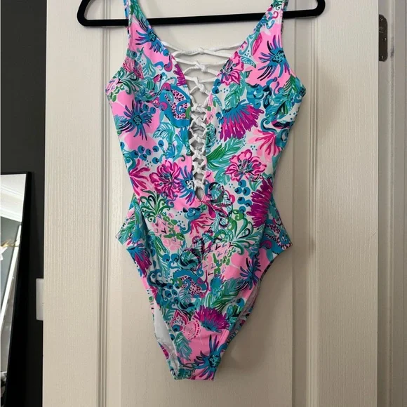 Lilly Pulitzer lattice swimsuit. - Picture 1 of 4